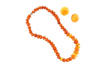 Lot 36 - AN AMBER NECKLACE AND EARRINGS