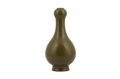 Lot 145 - A CHINESE TEA DUST-GLAZED GARLIC NECK VASE.