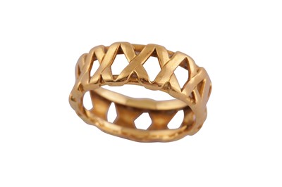 Lot 759 - A BAND RING