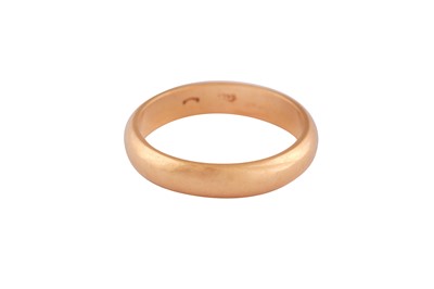 Lot 760 - A BAND RING