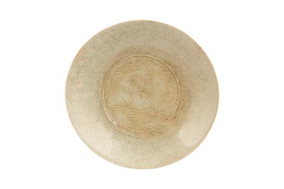 Lot 471 - A CHINESE CRACKLE-GLAZED CELADON 'FISH' CHARGER.