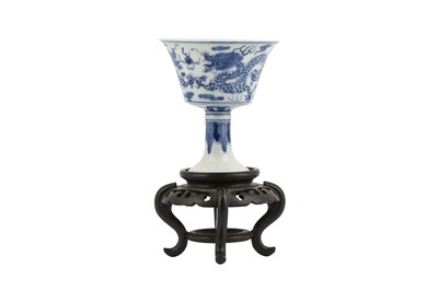Lot 658 - A CHINESE BLUE AND WHITE 'DRAGON' STEM BOWL.