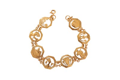 Lot 176 - A fancy-link bracelet