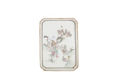 Lot 432 - A CHINESE FAMILLE ROSE PORCELAIN TRAY, 19TH CENTURY