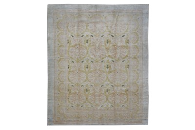 Lot 41 - AN ARTS & CRAFTS DESIGN CARPET