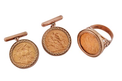 Lot 767 - A SOVEREIGN RING AND CUFFLINK SUITE