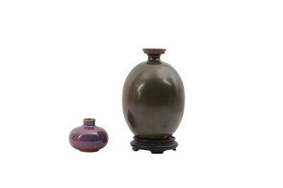 Lot 433 - AN OVAL TEA DUST GLAZED VASE, POSSIBLY JAPANESE/KOREAN, 20TH CENTURY