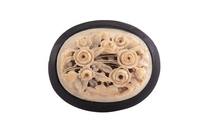 Lot 709 - λ AN ANTIQUE JET AND IVORY BROOCH, LATE 19TH / EARLY 20TH CENTURY