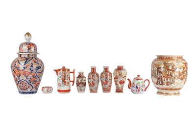 Lot 439 - A JAPANESE IMARI JAR AND COVER, 20TH CENTURY