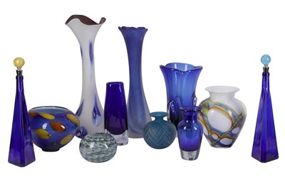 Lot 83 - AN ITALIAN OVERLAY GLASS VASE, 20TH CENTURY