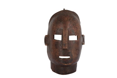 Lot 541 - A TRIBAL CARVED HARDWOOD MASK, NYAMWESI STYLE