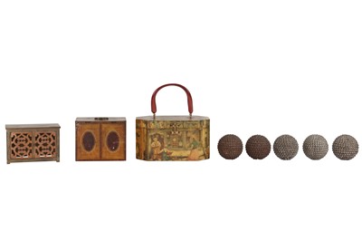 Lot 958 - A WILLIAM CRAWFORD AND SONS PRINTED BUSCUIT TIN, 20TH CENTURY