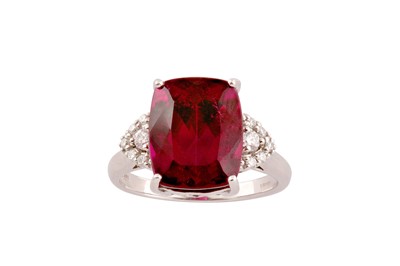 Lot 190 - A tourmaline and diamond ring