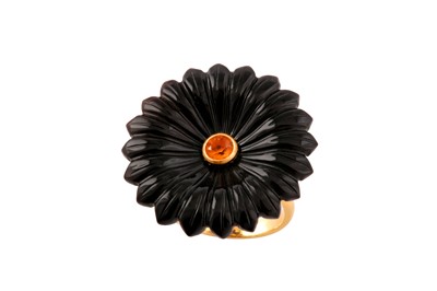 Lot 179 - An onyx flower ring