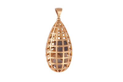 Lot 779 - A GOLD PENDANT