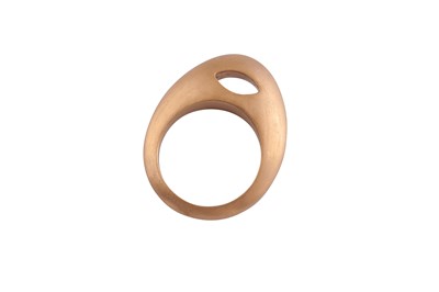 Lot 783 - A DRESS RING