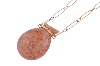 Lot 786 - A HARDSTONE VASE PENDANT NECKLACE