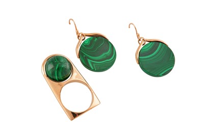 Lot 149 - A malachite ring and earrings