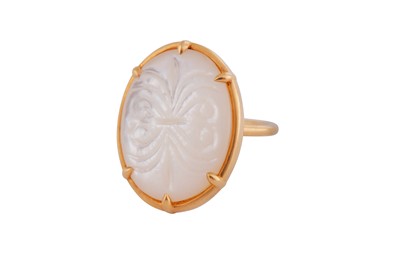 Lot 787 - A MOTHER OF PEARL AND GOLD RING