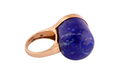 Lot 789 - A LAPIS LAZULI DRESS RING
