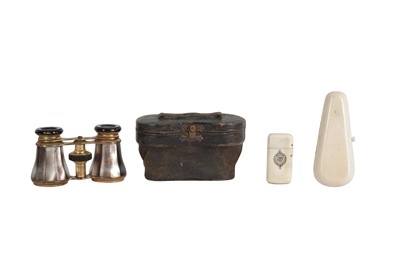 Lot 921 - A PAIR OF MOTHER OF PEARL AND GILT BRASS OPERA GLASSES, LATE 19TH/EARLY 20TH CENTURY