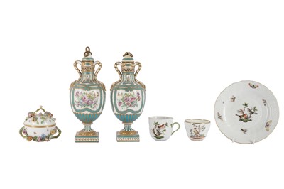 Lot 22 - A PAIR OF ENGLISH PORCELAN TWIN HANDLED POT POURRI VASES, IN THE SEVRES STYLE, 19TH CENTURY