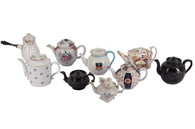 Lot 25 - A WORCESTER PORCELAIN TEA POT AND COVER, 18TH CENTURY