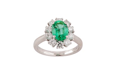 Lot 127 - An emerald and diamond cluster ring
