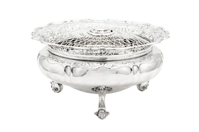 Lot 574 - An Edwardian sterling silver rose bowl, London 1905 by Goldsmiths and Silversmiths
