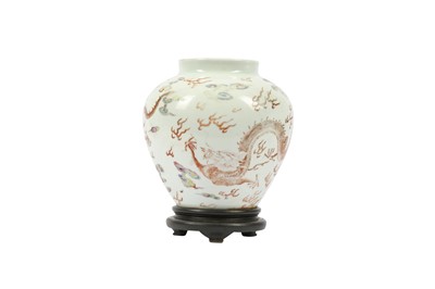 Lot 92 - A CHINESE FAMILLE ROSE 'DRAGON' JAR.