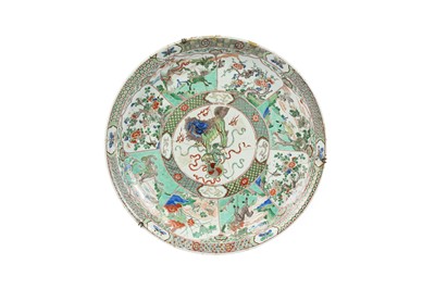 Lot 86 - A MASSIVE CHINESE FAMILLE VERTE 'BIRDS AND BEASTS' CHARGER.