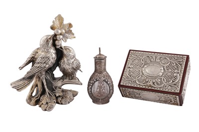 Lot 886 - A MIXED GROUP INCLUDING A MID-20TH CENTURY CHINESE SILVER MOUNTED OIL BOTTLE, HONG KONG DATED 1956 BY WAI KEE