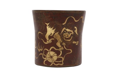 Lot 731 - A CHINESE GILT-LACQUER WOOD BRUSH POT, BITONG.