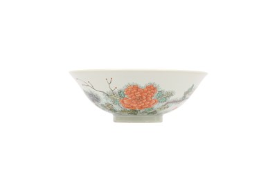 Lot 550 - A CHINESE FAMILLE VERTE 'CARP' BOWL.