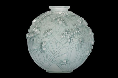 Lot 27 - RENÉ LALIQUE (FRENCH, 1860-1945)