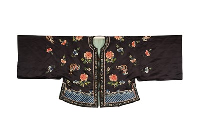 Lot 133 - A CHINESE EMBROIDERED BLUE-GROUND SILK LADY'S JACKET.