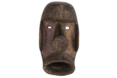 Lot 542 - A CARVED HARDWOOD TRIBAL MASK, POSSIBLY DAN