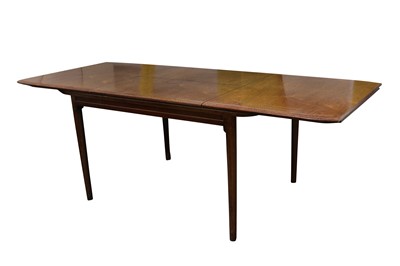 Lot 461 - A WALNUT EXTENDING DINING TABLE