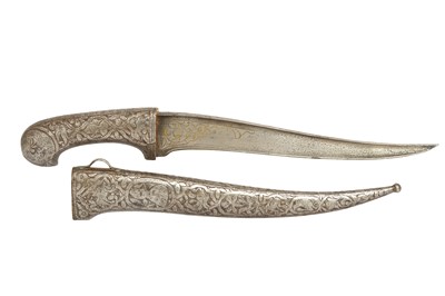 Lot 417 - A QAJAR STEEL DAGGER (PESH KABZ) AND ENGRAVED STEEL SCABBARD