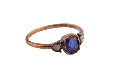 Lot 705 - AN EARLY 20TH CENTURY SAPPHIRE AND DIAMOND RING