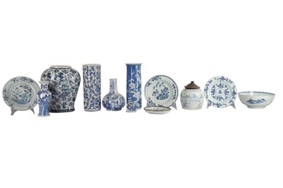 Lot 444 - A CHINESE BLUE AND WHITE PROVINCIAL MING JAR AND ASSOCIATED COVER