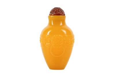 Lot 711 - A CHINESE YELLOW PEKING GLASS SNUFF BOTTLE.
