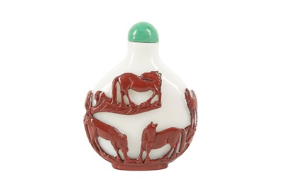 Lot 718 - A CHINESE BROWN-OVERLAY GLASS 'EIGHT HORSES OF WANG MU' SNUFF BOTTLE.