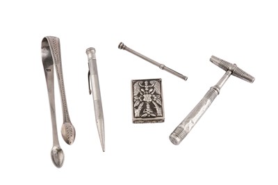Lot 907 - A MIXED GROUP - A GEORGE III STERLING SILVER TRAVELLING CORKSCREW, BIRMINGHAM 1796 BY JOHN THORTON