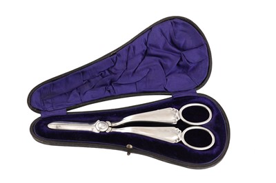 Lot 900 - A CASED PAIR OF EDWARDIAN STERLING SILVER GRAPE SCISSORS, SHEFFIELD 1909 BY HENRY ATKIN