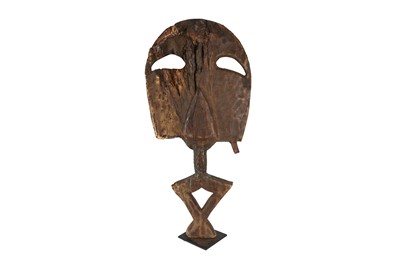 Lot 40 - A 20TH CENTURY MAHONGWE CARVED WOOD AND BRASS KOTO RELIQUARY FIGURE, GABON