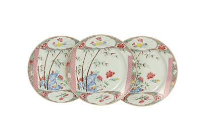 Lot 846 - A SET OF THREE CHINESE 'PEONY AND BAMBOO' CHARGERS.