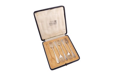 Lot 915 - A CASED SET OF FIVE GEORGE V STERLING SILVER OYSTER FORKS, LONDON 1934 BY GOLDSMITHS AND SILVERSMITHS