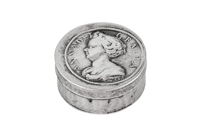 Lot 71 - A Queen Anne silver commemorative patch box, London circa 1705 by TI with rosette below?