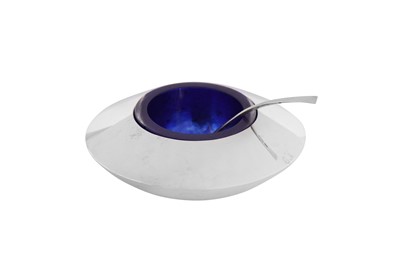 Lot 343 - An Elizabeth II contemporary sterling silver salt and spoon, London 1996 by Alfred Pain (reg. 1989)